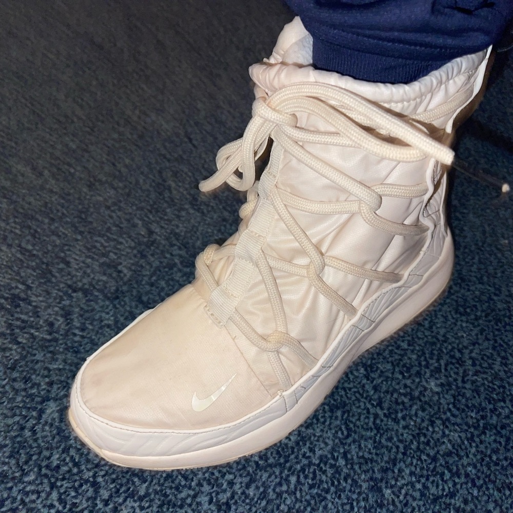 Women's White Nike High-Top Book! - Picture 3 of 5